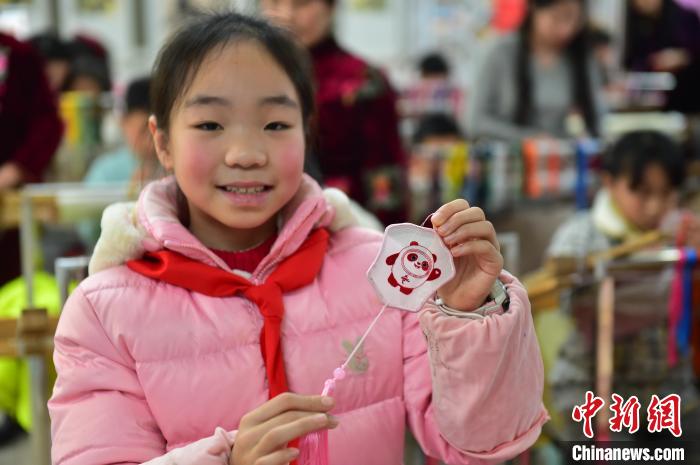 圖為一名小學(xué)生繡制的2022年北京冬奧會(huì)吉祥物“冰墩墩”形象?！∮髟屏?攝