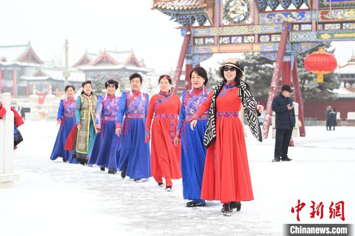 2月13日，老年人在呼和浩特市大召廣場拍照“打卡”?！⑽娜A 攝