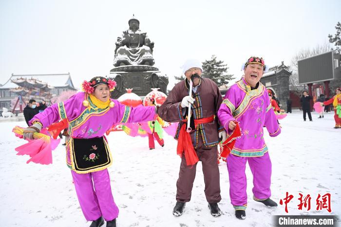2月13日，秧歌隊(duì)在呼和浩特市大召廣場雪中起舞?！⑽娜A 攝