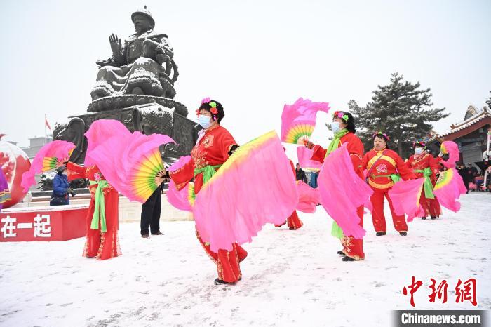 2月13日，秧歌隊(duì)在呼和浩特市大召廣場雪中起舞?！⑽娜A 攝