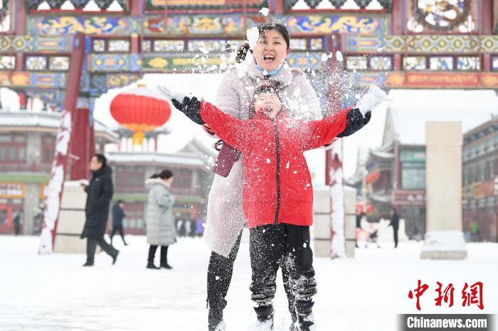2月13日，家長與小朋友在呼和浩特市大召廣場享雪趣?！⑽娜A 攝