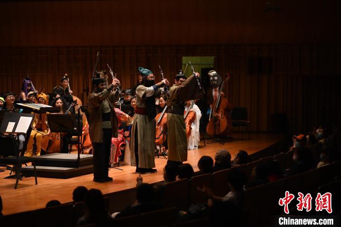 圖為“劉備、關羽、張飛”亮相音樂會?！∥靼步豁憳穲F供圖
