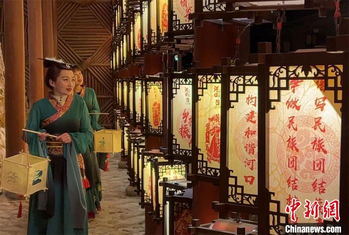 圖為游客身著古裝逛燈會。　張振祥 攝