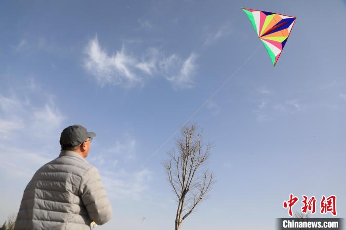 市民在放風(fēng)箏?！∴囆?qiáng) 攝