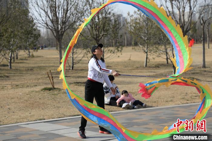 市民在公園里上演彩綢舞?！∴囆?qiáng) 攝