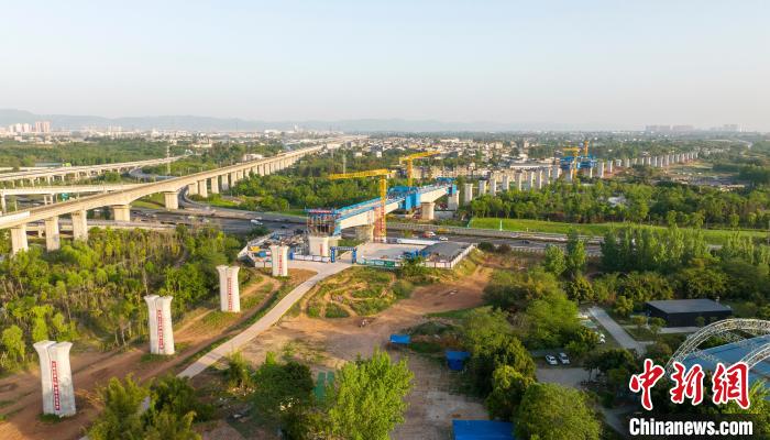 航拍正在建設(shè)的成都至自貢高速鐵路跨成都繞城高速公路連續(xù)梁施工現(xiàn)場?！⒅铱?攝