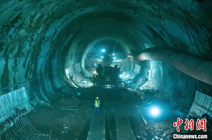 正在掘進中的龍泉山1號隧道?！⒅铱?攝