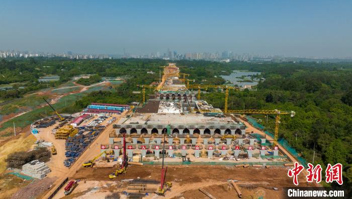 加緊施工建設(shè)的天府站多線橋?！⒅铱?攝