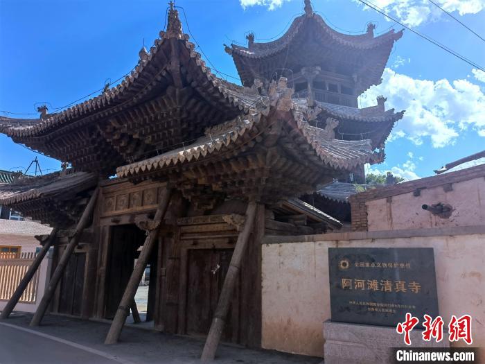 圖為集漢、藏、伊斯蘭風(fēng)格于一體的700年歷史的全國(guó)重點(diǎn)保護(hù)文物——阿河灘清真寺?！埡ｖ?攝
