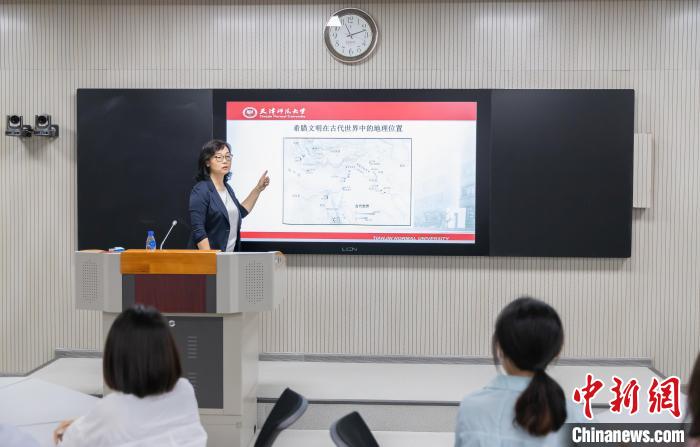 天津師范大學(xué)跨文化與世界文學(xué)研究院院長(zhǎng)、教授郝嵐正在為同學(xué)們上課?！⊥踉谟?攝