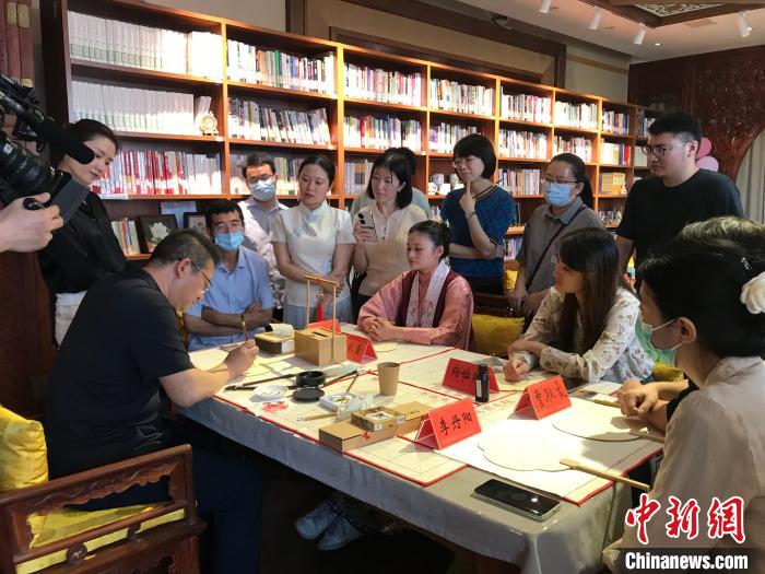 9月14日，“月動(dòng)臨秋扇”中華傳統(tǒng)文化沉浸式體驗(yàn)活動(dòng)在北京紀(jì)曉嵐故居舉辦。 陳建新 攝 陳建新 攝