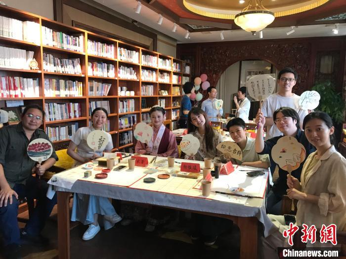 9月14日，“月動(dòng)臨秋扇”中華傳統(tǒng)文化沉浸式體驗(yàn)活動(dòng)在北京紀(jì)曉嵐故居舉辦。陳建新 攝 陳建新 攝