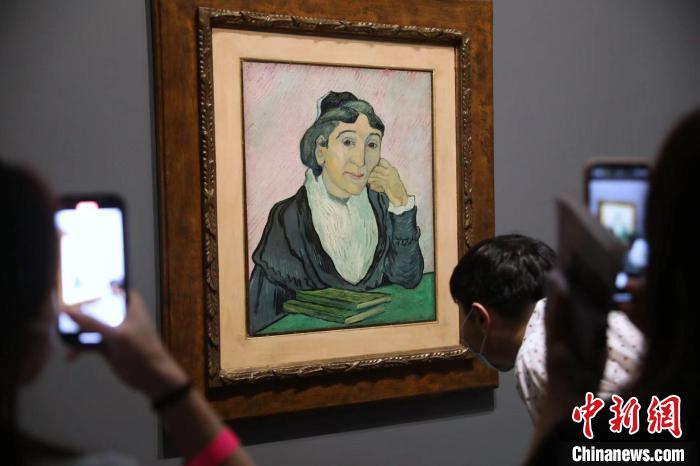 觀眾欣賞梵高畫作《阿爾勒婦女(吉努夫人肖像)》。　張亨偉 攝