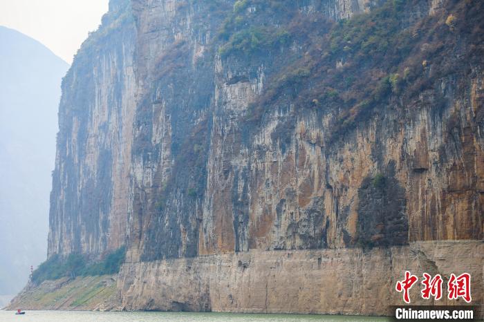 圖為瞿塘峽兩岸壯麗景致?！×簹J卿 攝
