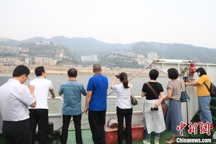 重慶市政協(xié)“同心聚力巴渝行”主題采訪團(tuán)15日走進(jìn)奉節(jié)，了解當(dāng)?shù)卣f(xié)委員護(hù)江成效?！×簹J卿 攝