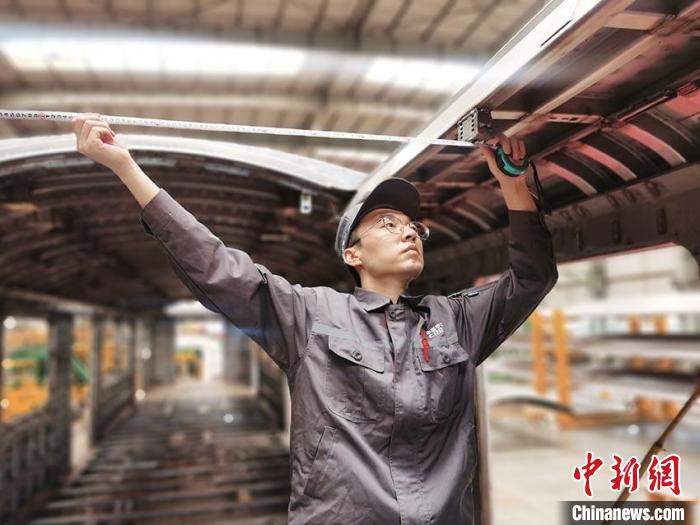 王漢卿在安裝車頂二次骨架吊。　受訪者供圖