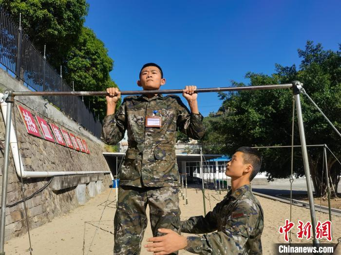 新兵尤云龍正在進行器械訓練?！●R濤 攝