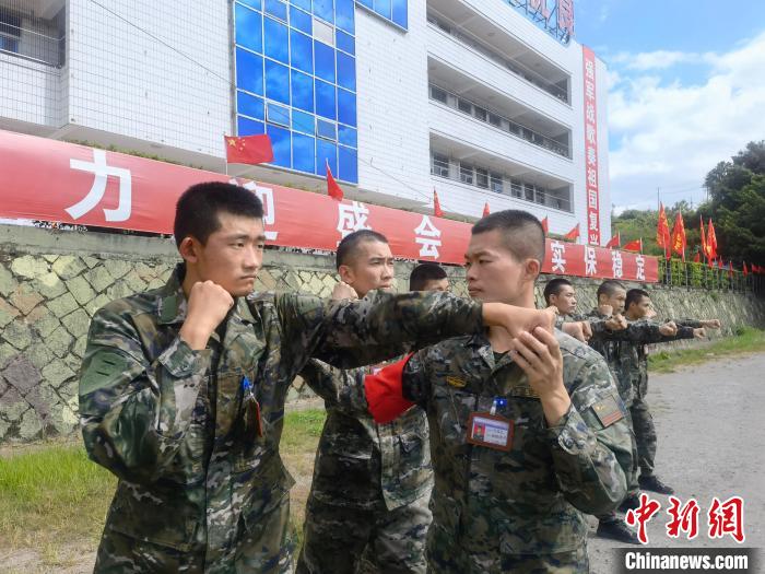 新兵尤云龍(左)不斷向一名合格軍人蛻變?！￡愴?攝