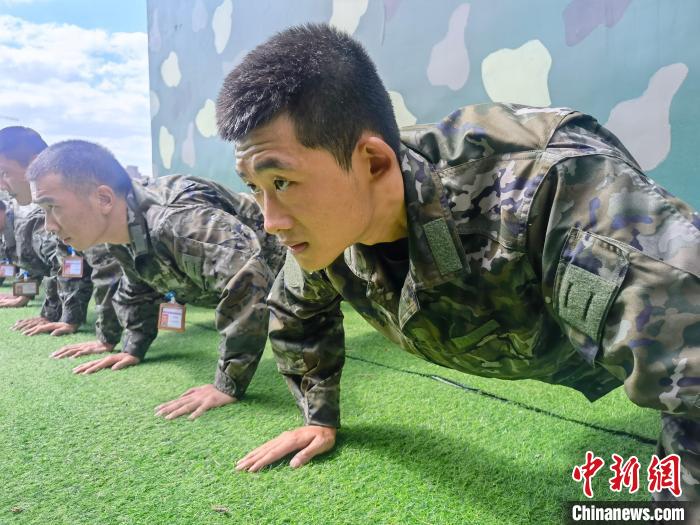 尤云龍正在和戰(zhàn)友進行體能訓練?！×志杆?攝