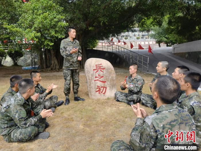 尤云龍為戰(zhàn)友講述父輩保家衛(wèi)國的故事?！＄姛樋?攝