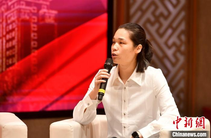 圖為林莉在福建師范大學分享會上發(fā)言?！蚊?攝