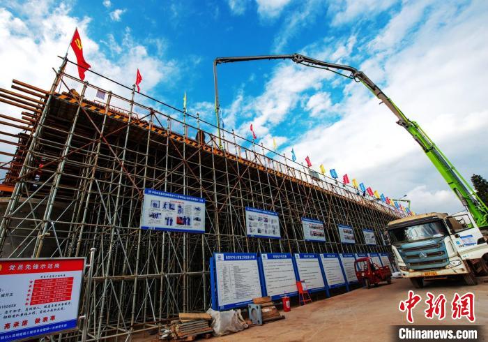 圖為渝昆高鐵云南段境內(nèi)首座大橋連續(xù)梁混凝土澆筑施工現(xiàn)場?！『螀矽i 攝