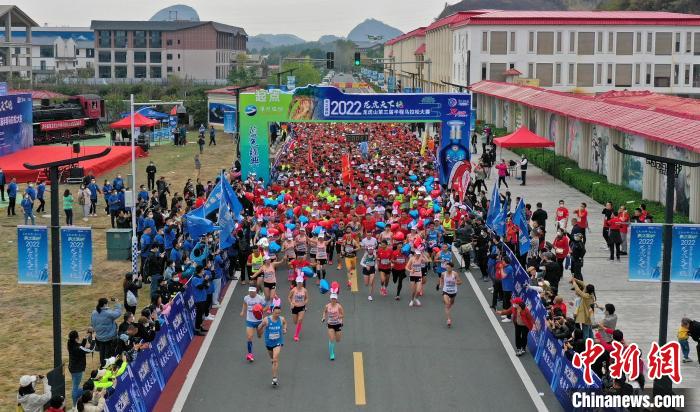 2022年龍虎山半程馬拉松鳴槍開跑?！⒅剧?攝
