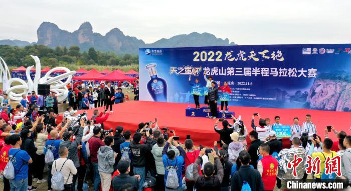 2022年龍虎山半程馬拉松鳴槍開跑?！⒅剧?攝