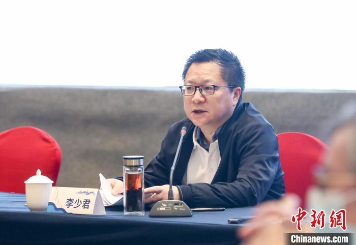 《詩刊》社主編李少君發(fā)言?！∠计挚h融媒體中心 供圖