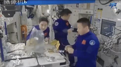 神舟十四號航天員在軌品嘗美食。圖片來源：中國載人航天工程辦公室官方微信