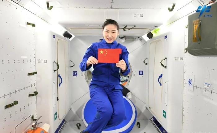 航天員劉洋背后是問天實驗艙睡眠區(qū)。圖片來源：中國載人航天工程辦公室官方微信