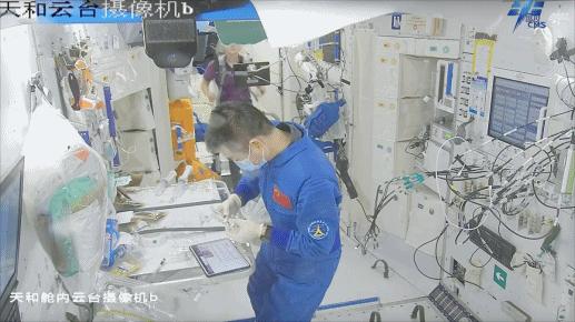 開展水樣微生物檢測。圖片來源：中國載人航天工程辦公室官方微信