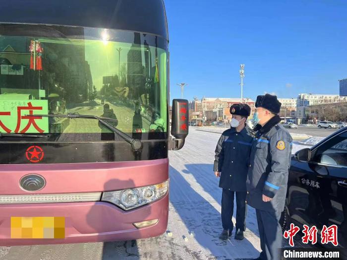 交通執(zhí)法人員檢查客運車輛手續(xù)。　黑龍江省交通運輸廳供圖