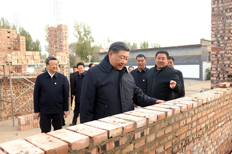 2023年11月10日，習(xí)近平總書記在河北保定涿州市刁窩鎮(zhèn)萬全莊村房屋重建施工現(xiàn)場考察。