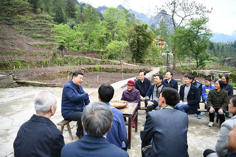 2019年4月15日，習(xí)近平總書記在重慶石柱土家族自治縣中益鄉(xiāng)華溪村同村民代表、基層干部、扶貧干部、鄉(xiāng)村醫(yī)生等圍坐在一起，共話脫貧攻堅。
