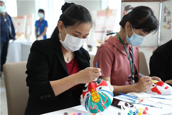 展覽會現(xiàn)場，泰國民眾體驗畫臉譜。人民網(wǎng)記者 趙益普攝