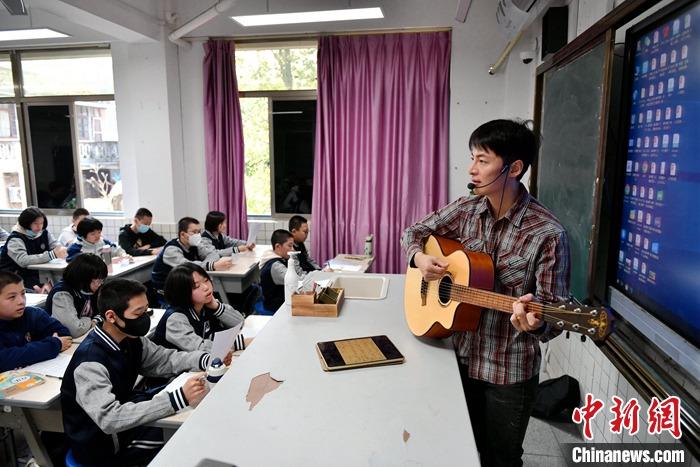 圖為3月16日，張家豪在福建福州延安中學(xué)教學(xué)。 <a target='_blank' href='/'><p  align=