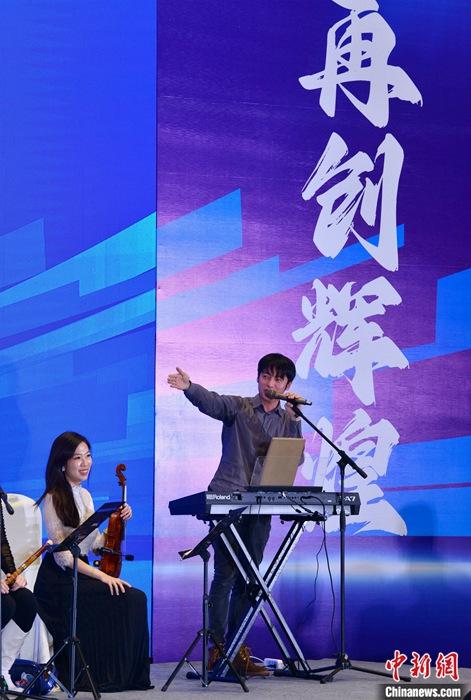 圖為3月9日，福建福州，張家豪(右)與林佳臻在臺上演出。 <a target='_blank' href='/'><p  align=