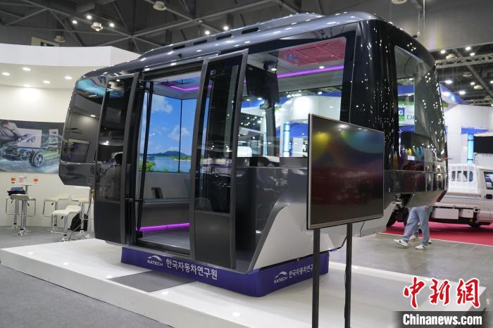 圖為展會上展示的無人駕駛移動出行工具?！⑿?攝