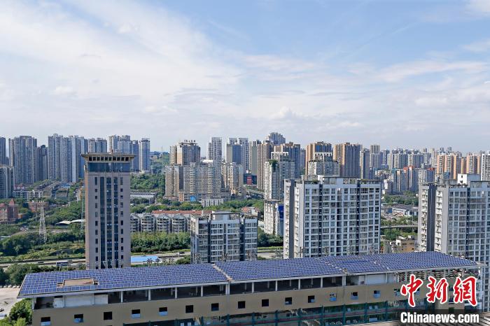 圖為輝騰能源在重慶市九龍坡區(qū)留學(xué)生創(chuàng)業(yè)園屋頂建設(shè)的光伏發(fā)電示范項(xiàng)目。　受訪企業(yè)供圖