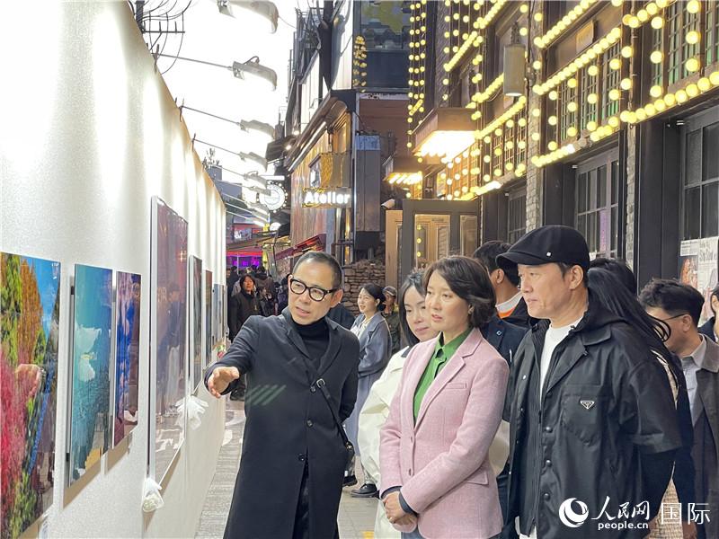 韓國(guó)中小風(fēng)險(xiǎn)企業(yè)部長(zhǎng)官李永參觀梨泰院街頭藝術(shù)展。實(shí)習(xí)生 許鵬飛攝