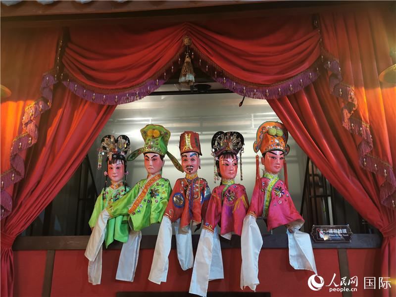 3D公仔戲臺。人民網(wǎng)記者 符園園攝