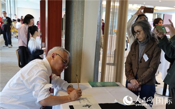 “聯(lián)合國(guó)中文日”慶祝活動(dòng)上進(jìn)行了書(shū)法等中國(guó)文化展示。人民網(wǎng)記者 尚凱元攝