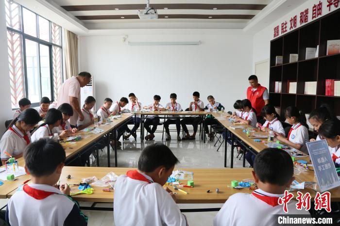4月24日，中國航天日主題活動海南文昌分會場開展航天機器人手工創(chuàng)作體驗課。　符宇群 攝