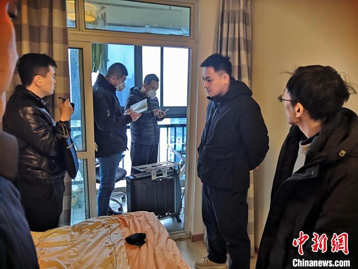 丹東市公安局民警抓捕犯罪嫌疑人，在其家中進(jìn)行搜查?！〉|市公安局供圖