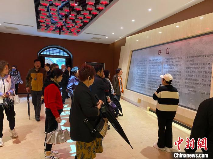中共中央統(tǒng)戰(zhàn)部舊址里參觀者絡繹不絕?！±顣詡?攝