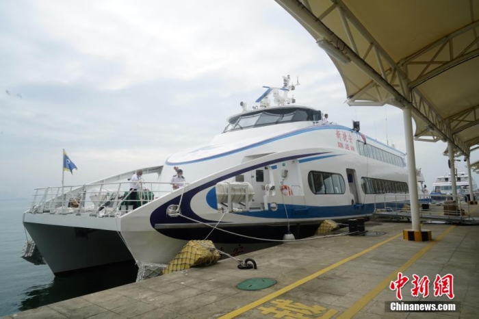 5月3日，“新捷安”輪載著157名乘客從廈門啟航前往金門，這是“新捷安”輪入列廈金航線后的首個航班。廈門海事局執(zhí)法人員對船舶進(jìn)行了全面的開航前檢查，確保首航安全?！靶陆莅病陛喛傞L43米、船寬10.5米、型深3.61米，載客量350人，是現(xiàn)有廈金客運航線參營客船中載客定額最大的雙體穿浪高速客船，用以替換原有的“捷安”輪。福建海事 供圖