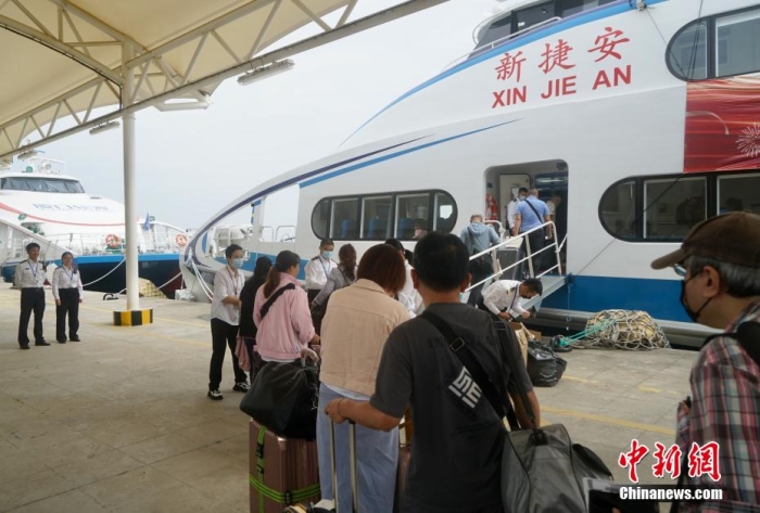 圖為乘客登船準(zhǔn)備從廈門啟航前往金門。福建海事 供圖