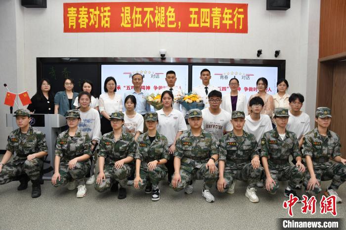 受邀功臣同師生代表合影。　漳州市退役軍人事務(wù)局供圖