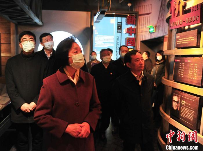 臺盟中央主席蘇輝近日率調(diào)研組赴吉林開展重點考察調(diào)研。圖為在長影舊址博物館考察吉林特色文化產(chǎn)業(yè)發(fā)展?！「啐埌?攝